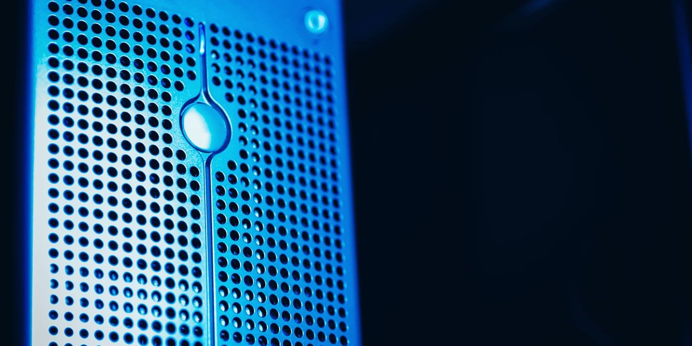Painel frontal de um servidor em rack, iluminado em azul.